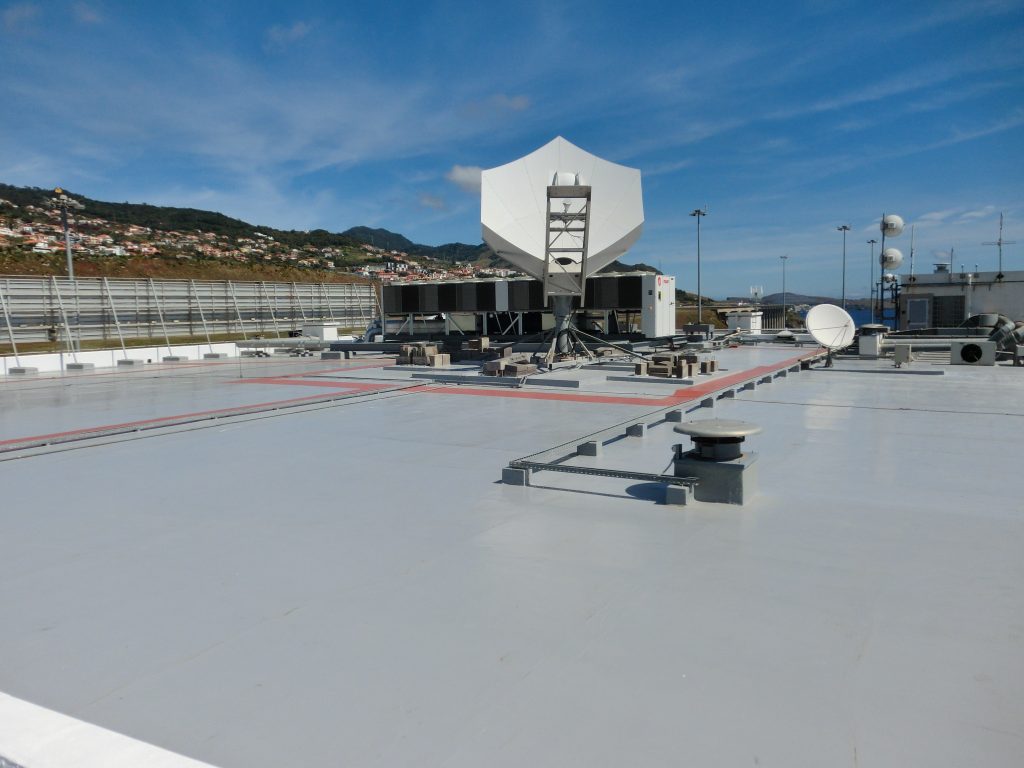 Embalagens dos produtos de impermeabilização na cobertura do Aeroporto da Madeira