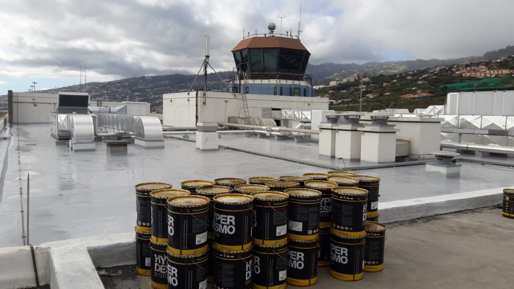 Trabalhos de reabilitação da cobertura do Aeroporto da Madeira
