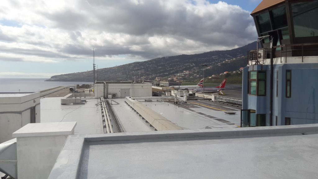 Detalhe dos trabalhos na cobertura do Aeroporto da Madeira