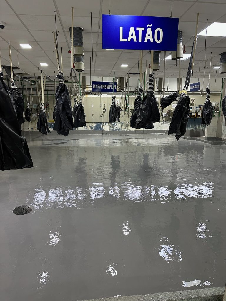Acabamento contínuo da bacia de retenção industrial