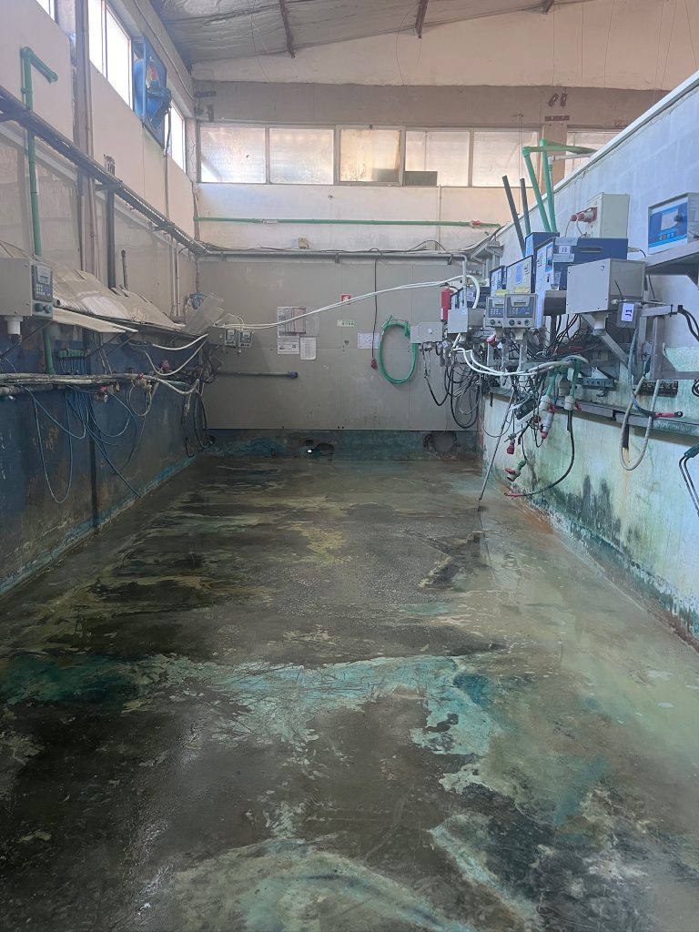 Bacia de retenção industrial degradada antes da intervenção