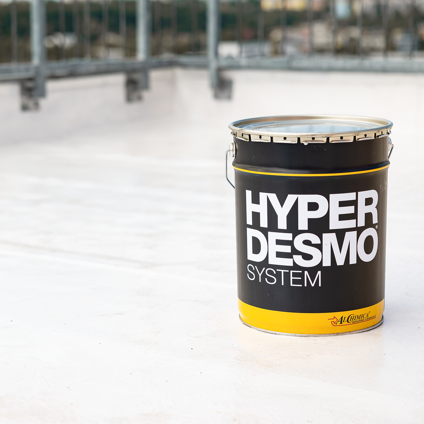 Embalagem do produto HYPERDESMO Classic numa cobertura impermeabilizada